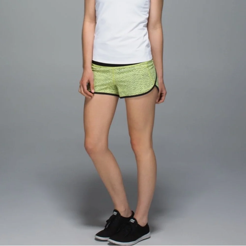 Lululemon Run Speed Short 4-way Stretch Dottie Dash Clarity Yellow Black Size 10